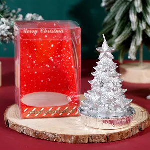 Vista dettagliata di una candela argentata a forma di albero di Natale con scatola.