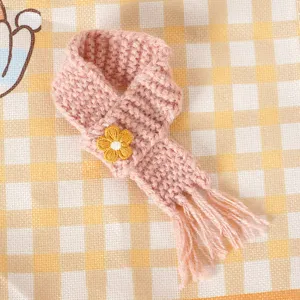 Mini gebreide sjaal voor pluche pop, roze halsdoek met gele bloem en franjes.