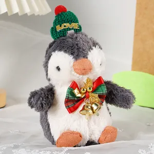 Dettaglio pendente peluche pinguino di Natale, cappello lavorato a maglia e campane