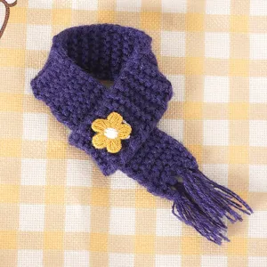 Gedetailleerd overzicht van de gebreide mini-poppensjaal in paars met gele bloem en franjes.