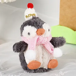 Simpatico portachiavi in peluche di pinguino con sciarpa e berretto lavorati a maglia, borsa.