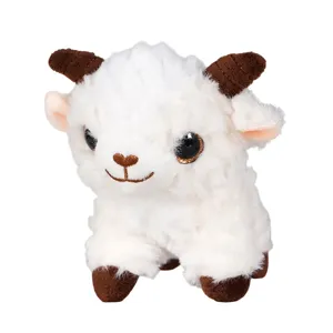Dettaglio ravvicinato della pecora in peluche con morbida pelliccia e occhi lucidi.