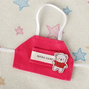 Dettaglio grembiule bambola rosa miniatura per bambola 10cm con patch orsetto simpatico