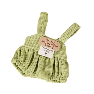 Vista dettagliata della salopetta per bambole in maglia waffle verde chiaro, peluche 10-14cm.