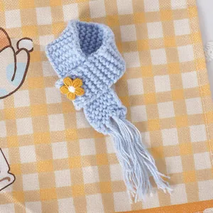 Mini gebreide franjesjaal voor poppen, schattige blauwe winternekkwarmer met bloemenpatch.