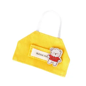 10cm bambola miniatura grembiule bavaglino di jeans giallo con simpatico orso ricamato ed elastici.