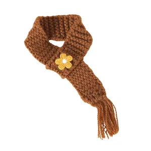Bruine mini gebreide sjaal met gele bloemborduursel en kwastjes, perfect voor poppen en pluche.