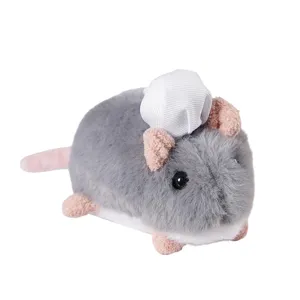 Vista dettagliata del peluche topo chef con morbida pelliccia grigia e cappello da cuoco.