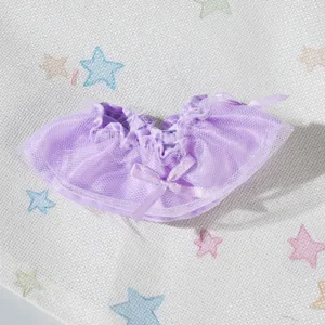 Primo piano dettagliato della gonna per bambole viola, tulle mesh con piccolo fiocco grazioso.