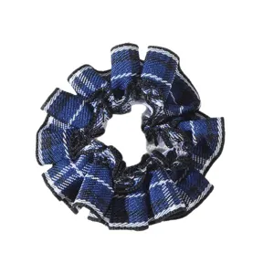 Dettaglio scrunchie capelli bambola quadri blu nero, accessorio miniatura carino per DIY.