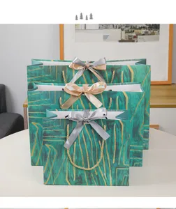 Groene papieren cadeautassen met linten, elegante tasjes voor kleding, cosmetica en geschenken.