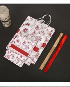 Sachets cadeaux rétro en carton blanc avec motifs floraux et rubans pour emballages de fête.