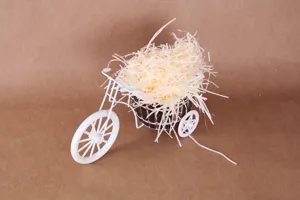 Gedetailleerd overzicht van papier opvulling voor geschenkdozen in decoratieve fiets.