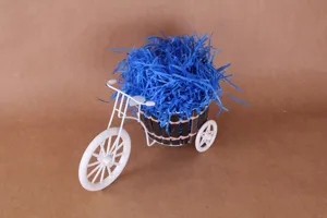 Blauw versnipperd papier raffia geschenkdoos vuller voor veilige verpakking en decoratie.