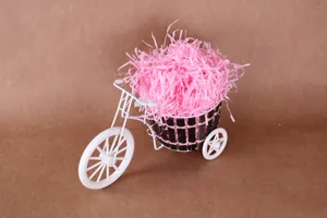 Roze versnipperd papier geschenkdoos vuller raffia papier snippers voor cadeauzakjes.