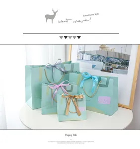Cadeautassen van papier in frisse stijl met delicate linten, elegant detailweergave voor feestdagen.