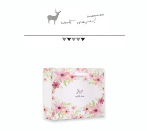 Valentijn geschenk papieren zak met bloemenontwerp en roze lint handgrepen voor verjaardag.