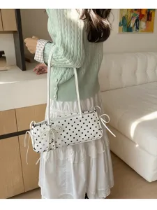 Chic borsa a tracolla baguette a pois con dolce fiocco in pizzo e grazioso ciondolo di perle.