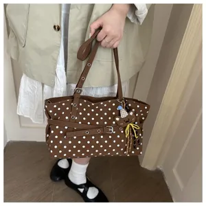 Borsa a spalla marrone a pois bianchi con grazioso ciondolo orsetto per uso quotidiano.