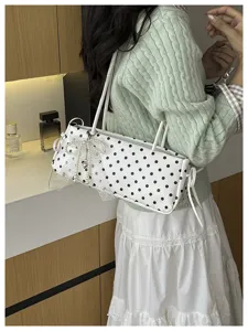 Chic borsa a spalla baguette a pois bianchi con grazioso fiocco di pizzo per l'estate.
