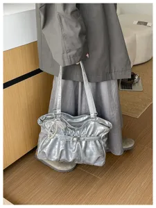 Borsa a spalla arricciata metallica argentata, grande shopper elegante per l'uso quotidiano.
