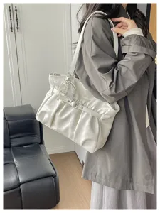 Dettaglio elegante borsa a tracolla nuvola arricciata bianca, borsa da donna elegante.