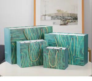 Set van luxe groene cadeautassen met abstracte gouden lijnen, ideaal voor de detailhandel en winkels.