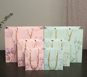 Eleganti sacchetti regalo in carta con bellissimo motivo eucalipto e manici per shopping.