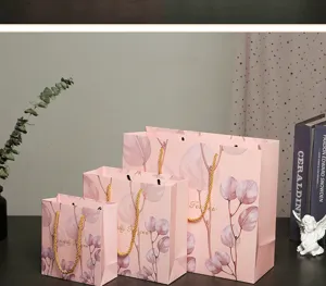Set di borse regalo in carta eucalipta rosa, sacchetti per shopping decorativi con manici dorati.