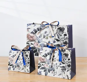 Elegante bloemige geschenkzakjes met zijden lintstrikken, perfect voor verjaardagen en feestdagen.