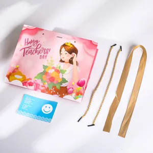 Gedetailleerd overzicht van de lerarendagcadeautas set met roze bloemenillustratie en kaart.