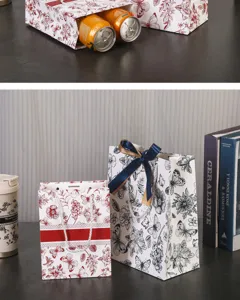 Vue détaillée des sacs-cadeaux en papier à fleurs rétro avec imprimés botaniques et structure.