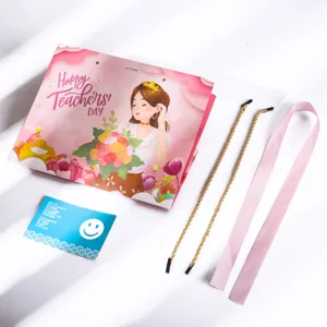 Cadeautas set voor leraar, roze linten, wenskaart voor vrouwen, feestelijke verpakking.
