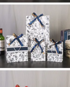 Vue rapprochée de sacs cadeaux en papier rétro à fleurs avec rubans bleus, emballage élégant.