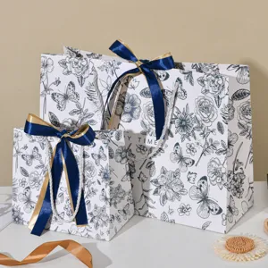 Cadeaupapier zakjes set gemaakt van papier met blauw satijnen lint voor feestelijke verpakking.