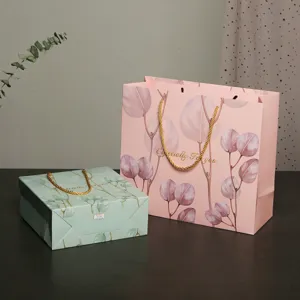 Sacchetto regalo in carta con foglie di eucalipto, eleganti borse rosa e verdi per cosmetici.