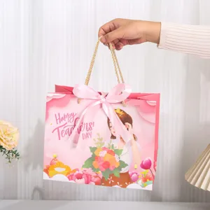 Roze geschenkzak met strik en bloemenillustratie, elegante papieren verpakking voor leraren.