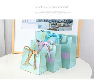 Gedetailleerd overzicht van frisse papieren cadeauzakjes met linten voor verjaardagen en feesten.