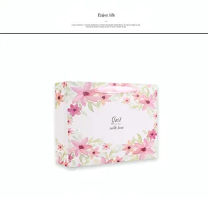 Roze aquarel bloemige papieren cadeautas met lint handvat, perfect voor Valentijnsdag.