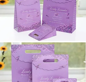 Paarse lavendel papieren geschenkzak detailweergave met bloemenpatroon en handvat voor feest.
