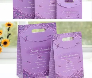 Lavendel paarse papieren geschenkzak met handvatten voor bruiloften verjaardagen en feestdagen.