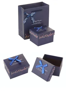 Donkerblauwe geschenkdoos set met strik en bloemenpatroon, perfect voor verjaardagsverpakking.