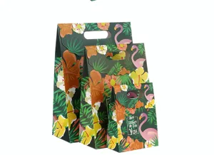 Set papieren cadeautjes tassen met tropische flamingo print, decoratieve verpakking.