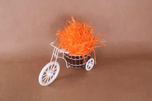 Oranje versnipperd papier raffia geschenkdoos vuller papierstroken voor verpakking detail.