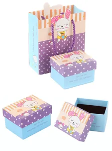 Details van schattige cartoon konijn cadeau doos set met blauw en paars stippen design.