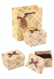 Klassieke ruitjes cadeau dozen set met schattige stippen strikken voor verjaardagsfeestjes.