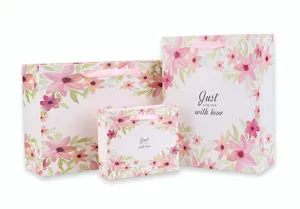 Valentijn cadeautassen set van papier met roze aquarel bloemenprint en satijnen linten.