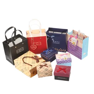 Set van Koreaanse stijl cartoon cadeauzakjes en papieren dozen voor verjaardag snoep.