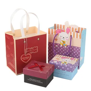 Charmante cadeau doos en papieren zak set met schattig konijn ontworpen voor verjaardag verpakking.