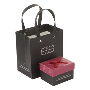 Zwarte papieren geschenktas en doos set, elegante verpakking voor verjaardagen en feestjes.